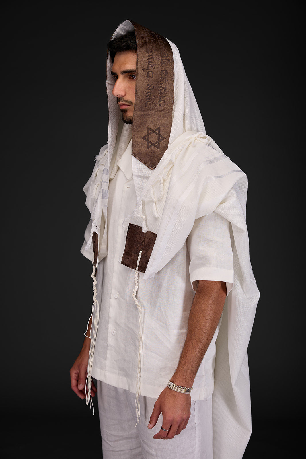 טלית צמר דגם להתעטף בציצית חום כהה